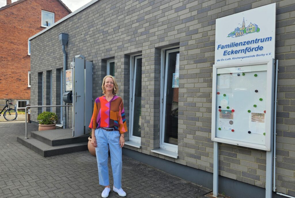 Neue Koordinatorin im Familienzentrum
Mein Name ist Anja Johannsdotter, ich bin 52 Jahre alt, verheiratet, Mutter zweier Kinder, lebe in Sehestedt und habe in den letzten Jahren in einem integrativen Rudolf-Steiner-Kindergarten in Kiel gearbeitet.
Am 15.Juni hatte ich meinen ersten Arbeitstag im Familienzentrum als Nachfolgerin von Kathleen Schäfer. Das Familienzentrum bietet Menschen aller Altersgruppen die Möglichkeit der Begegnung, des Austausches und Unterstützung und ich freue mich wirklich sehr, dass ich diesen gesellschaftlich wichtigen Part durch die Arbeit hier unterstützen kann - und auf die Begegnungen mit Ihnen und Euch!
